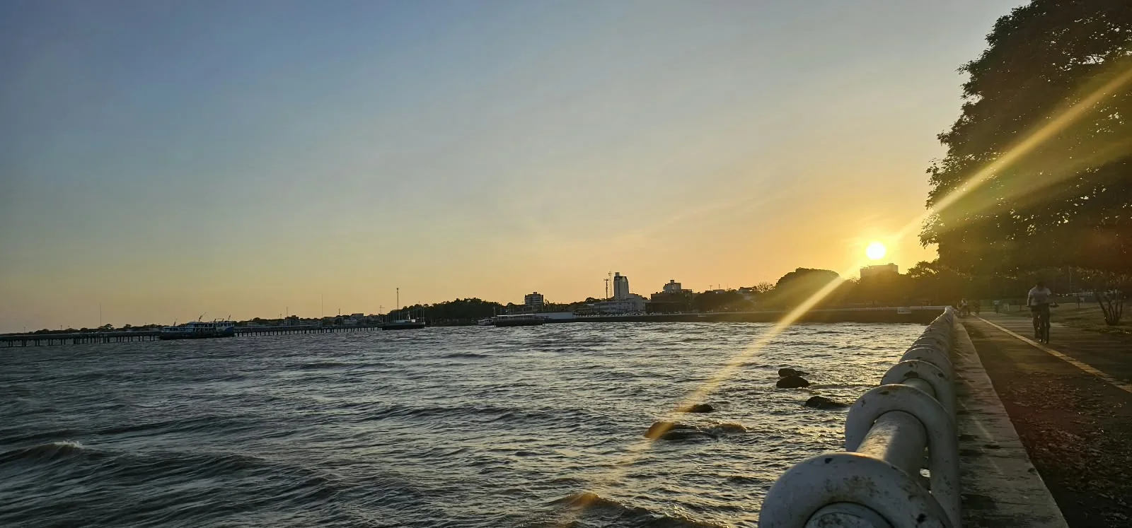 Pôr do sol na orla, foto de @amapatucuju